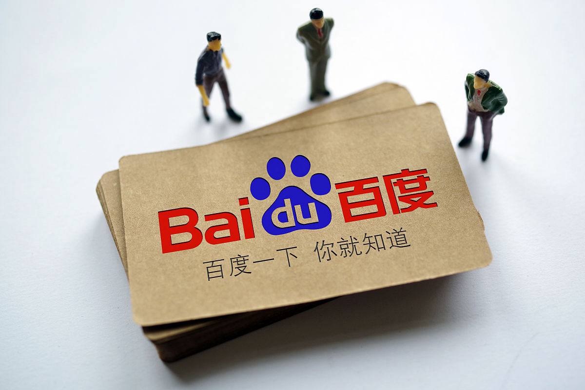 女子做美甲咬牙硬扛被疼哭